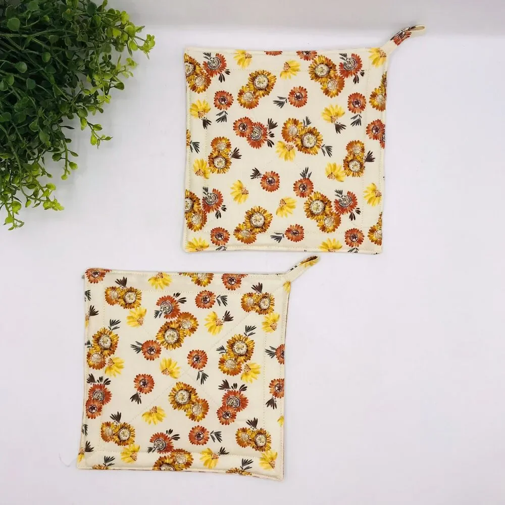 Set of 2 Square Potholders Neutral Creams Strawflowers Cottage Baking Set 7x7